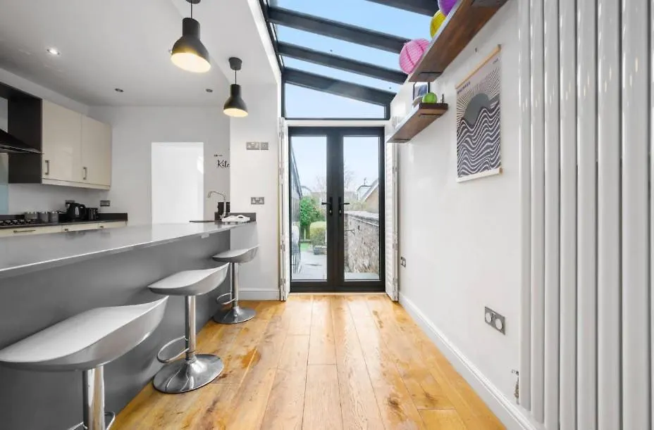 Four Bedroom House By Brookland Stays Serviced Accommodation Short Lets Manchester With Free Wifi Altrincham Apartment